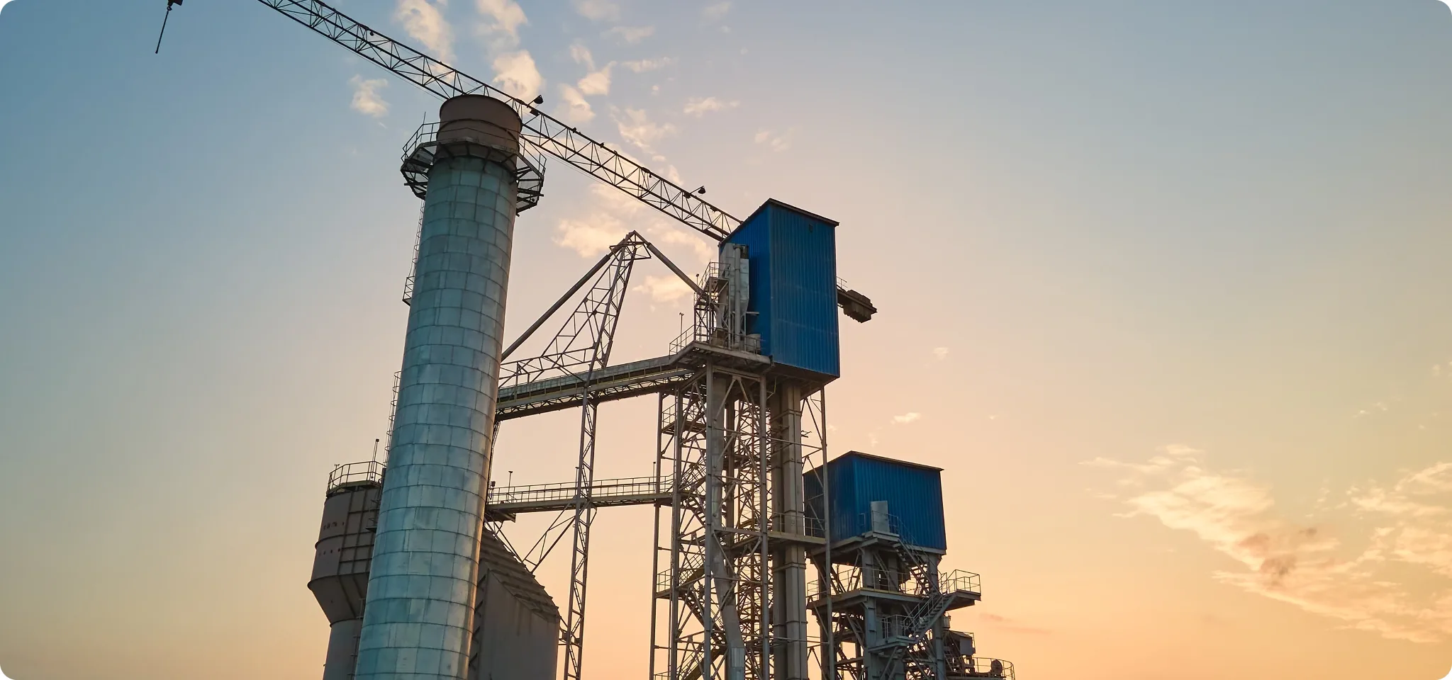 Cimenterie vue du ciel au crépuscule