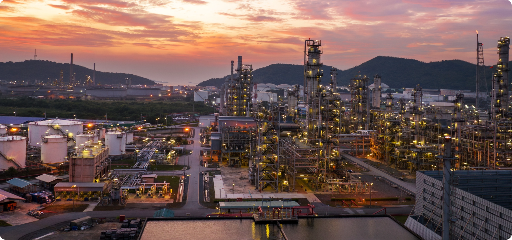 Site industriel au crépuscule