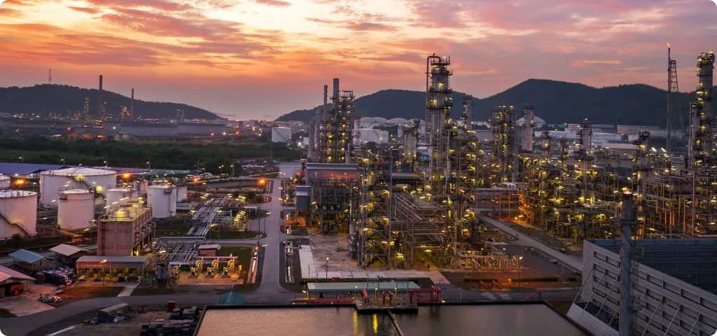 Site industriel au crépuscule
